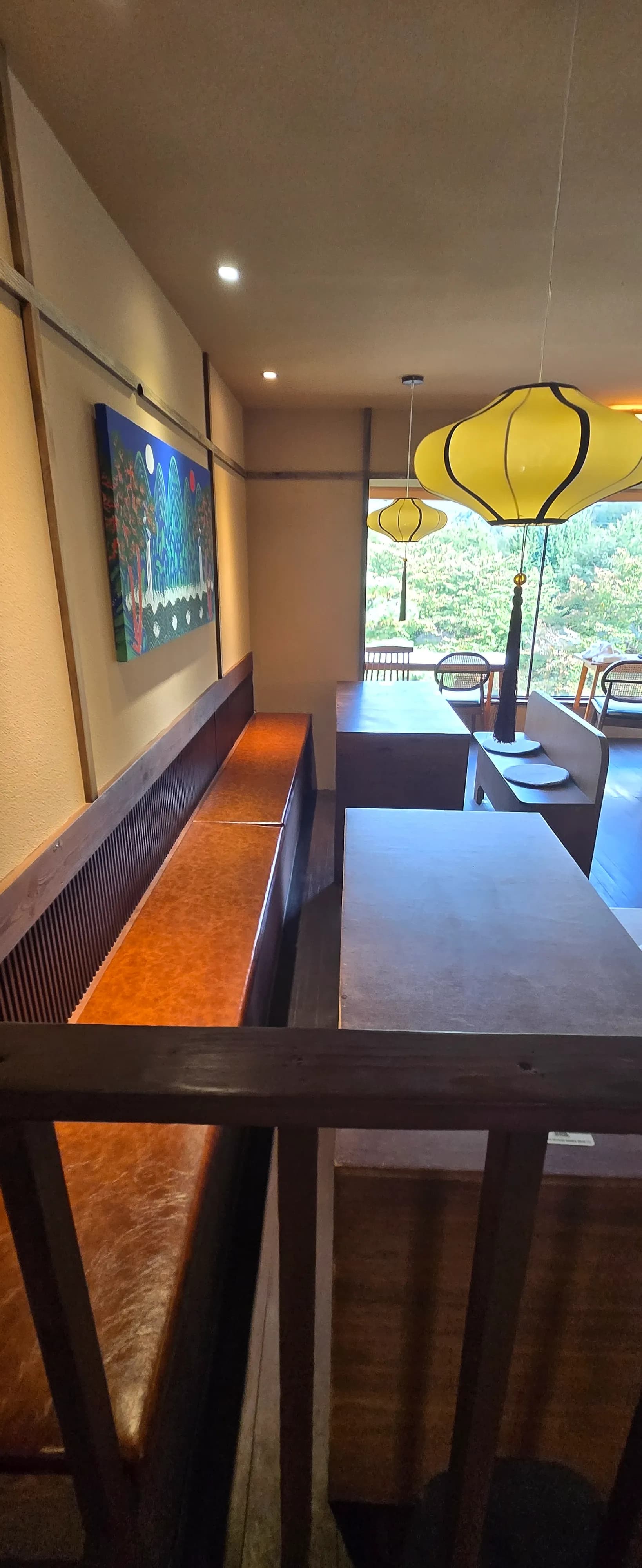 Sudut tempat duduk tepi tingkap berbentuk gerbang di tingkat 2, ruang lebih privasi dengan view gunung luas | 하이제이에스비