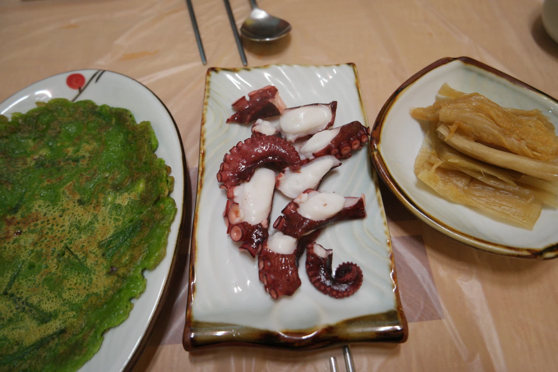 바닷가 횟집 반찬 삶은 문어 클로즈업 - 붉은 겉면과 하얀 속살이 보이는 문어 조각 | 하이제이에스비