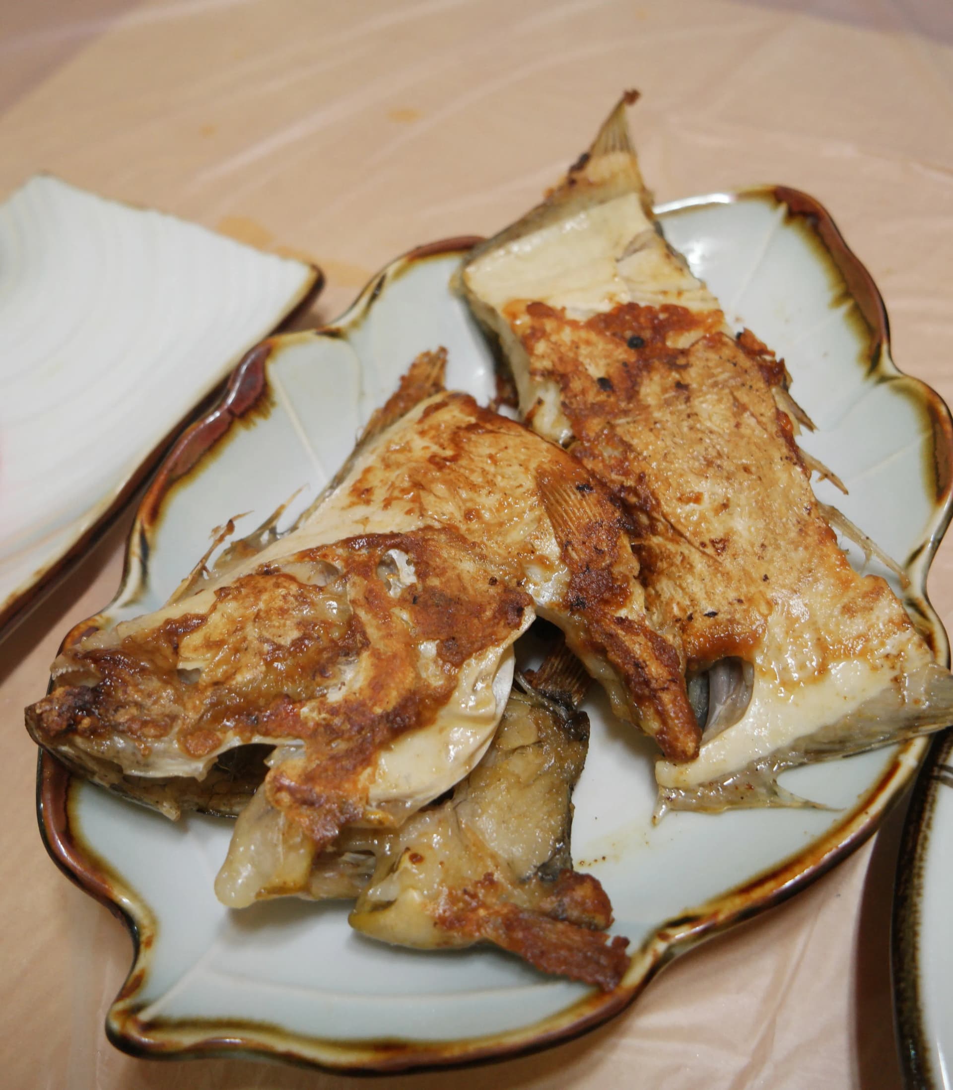 노릇하게 구워진 생선구이 - 바닷가 횟집에서 회와 함께 나온 바삭한 생선구이 | 하이제이에스비