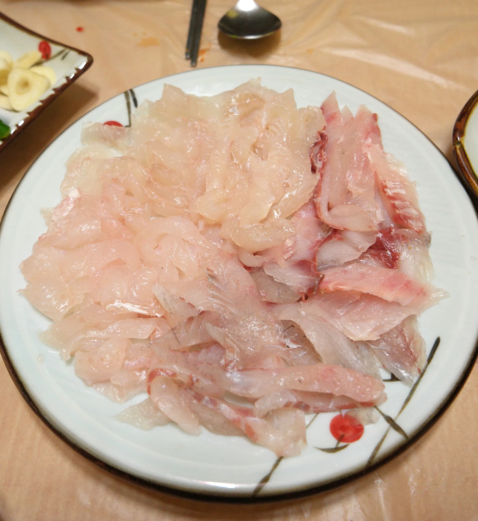 접시 가득 쌓인 모듬회 - 얇게 썬 흰살 생선회와 두껍게 썬 부위가 한 접시에 담겨있다 | 하이제이에스비