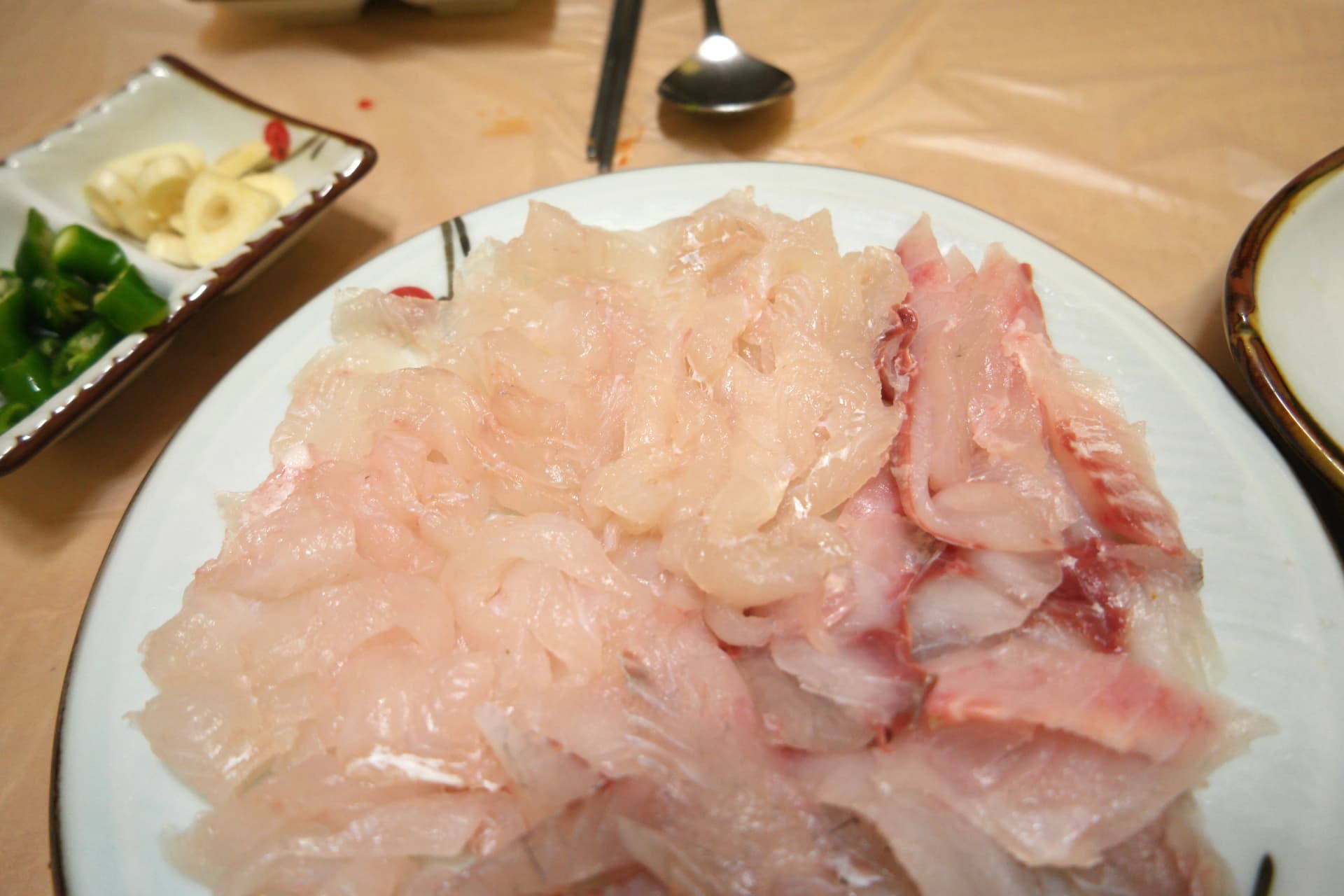 막 썰어서 푸짐하게 담아낸 생선회 - 격식 없이 쌓여있는 바닷가 횟집 스타일 | 하이제이에스비