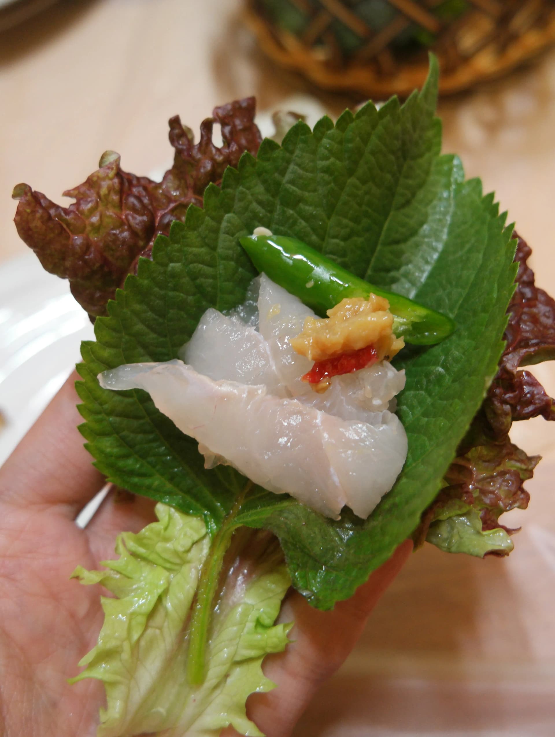 상추 위에 깻잎을 한 장 더 올린 회 쌈 - 깻잎의 강한 향이 회와 잘 어울린다 | 하이제이에스비