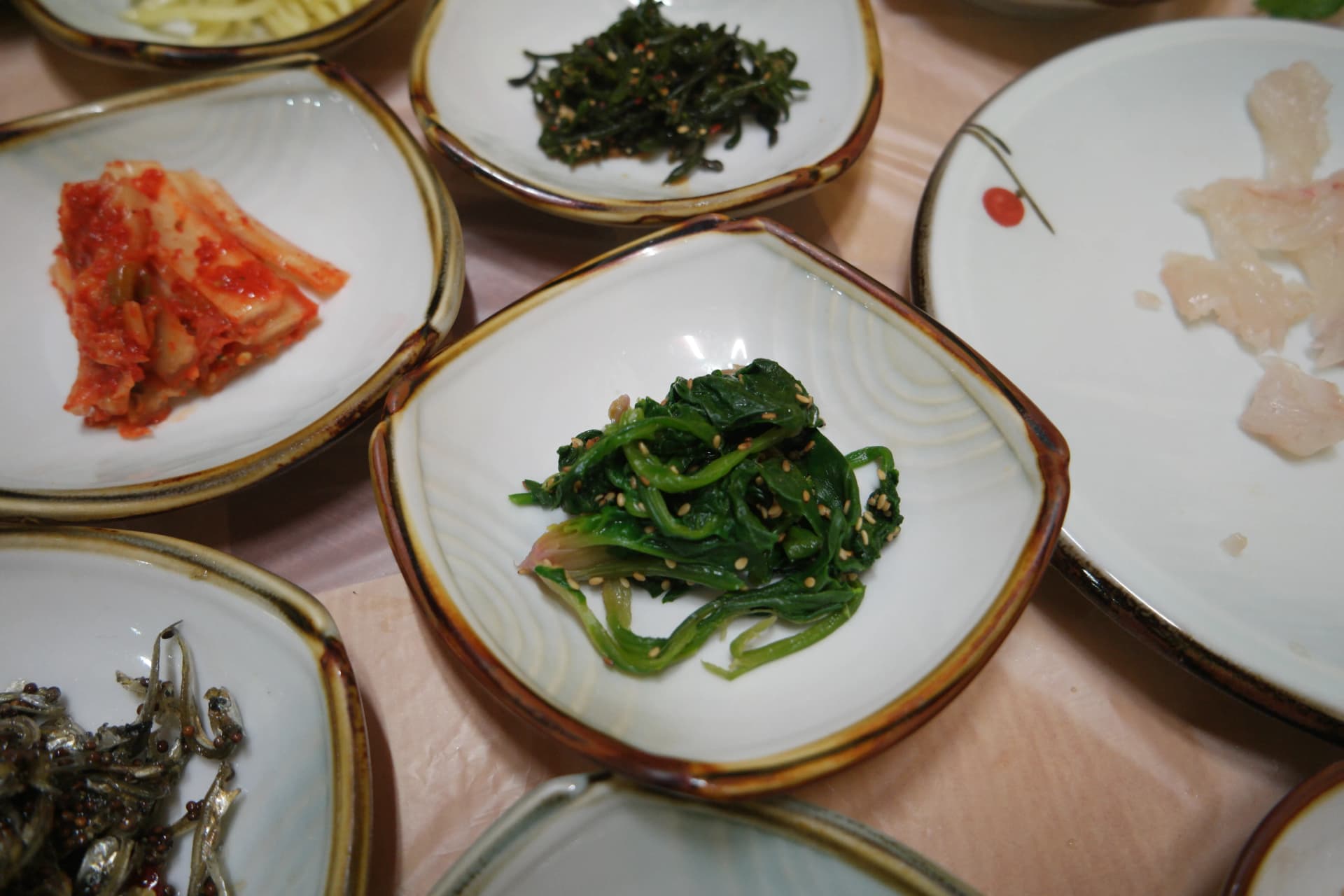 한국 횟집 밥상 반찬 - 참깨를 뿌린 시금치나물 | 하이제이에스비