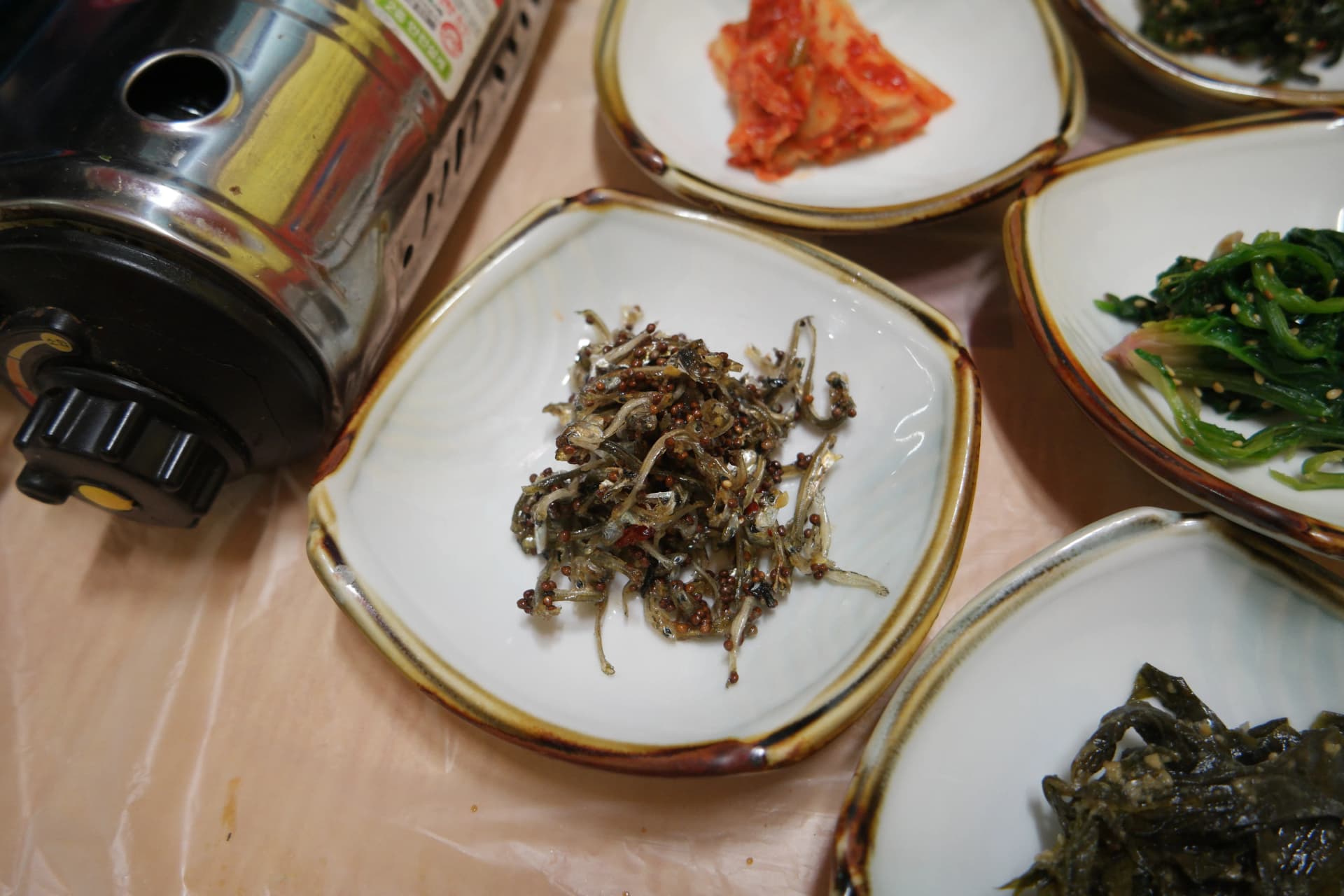 한국 횟집 밥상 반찬 - 달짝지근하게 볶은 멸치조림 | 하이제이에스비