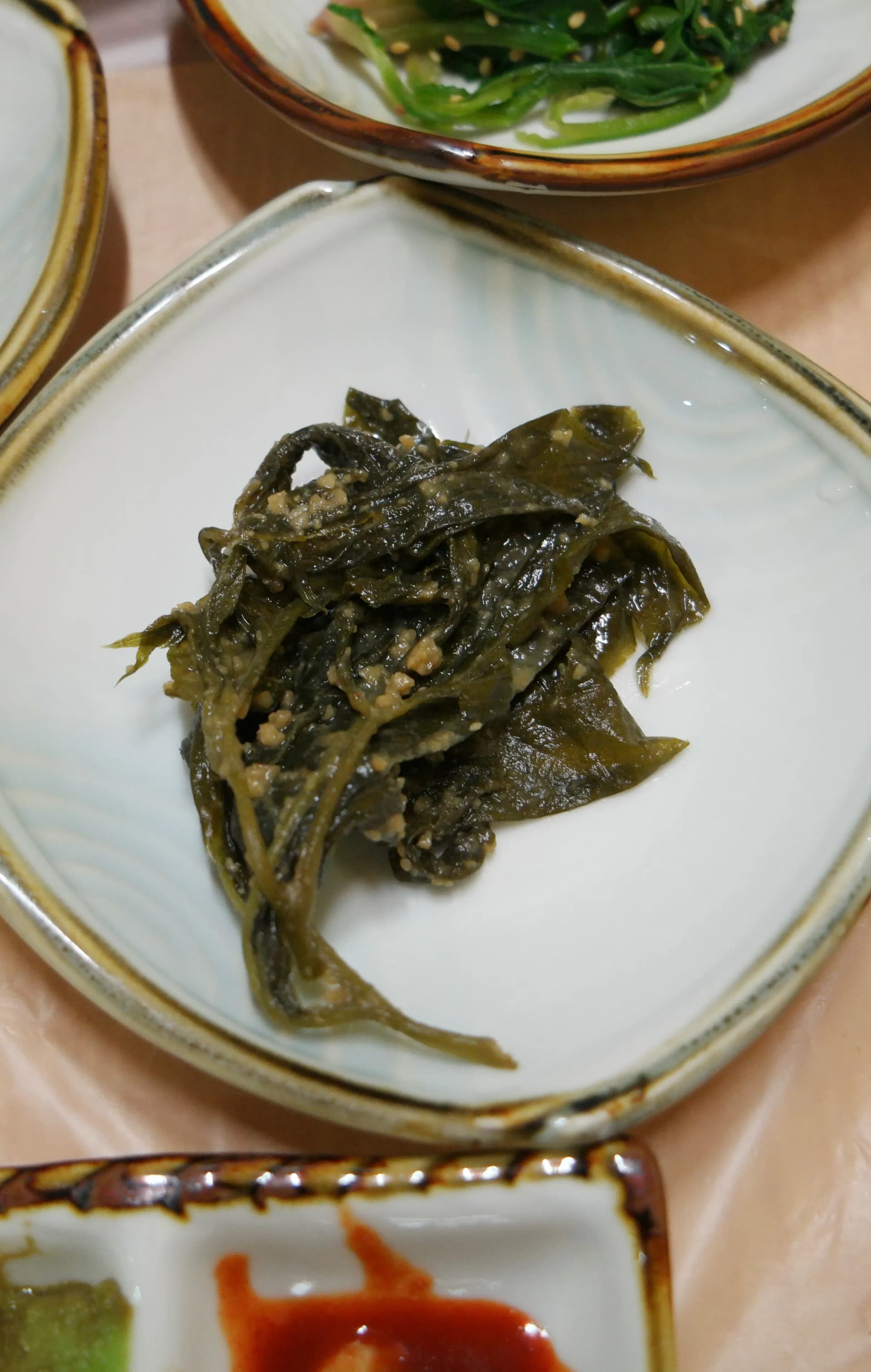 한국 횟집 밥상 반찬 - 짙은 녹색 미역무침 | 하이제이에스비