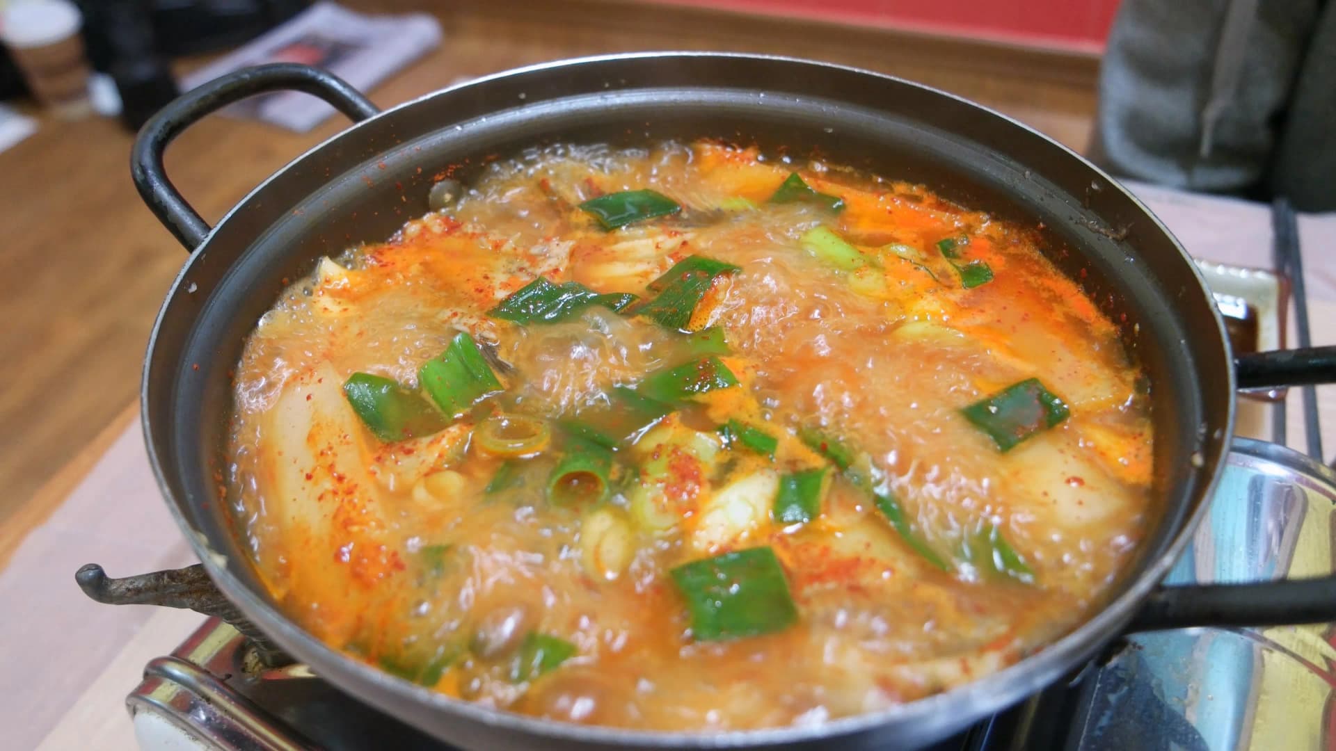 보글보글 끓는 매운탕 - 붉은 국물에 대파가 듬뿍 들어간 한국식 생선매운탕 | 하이제이에스비