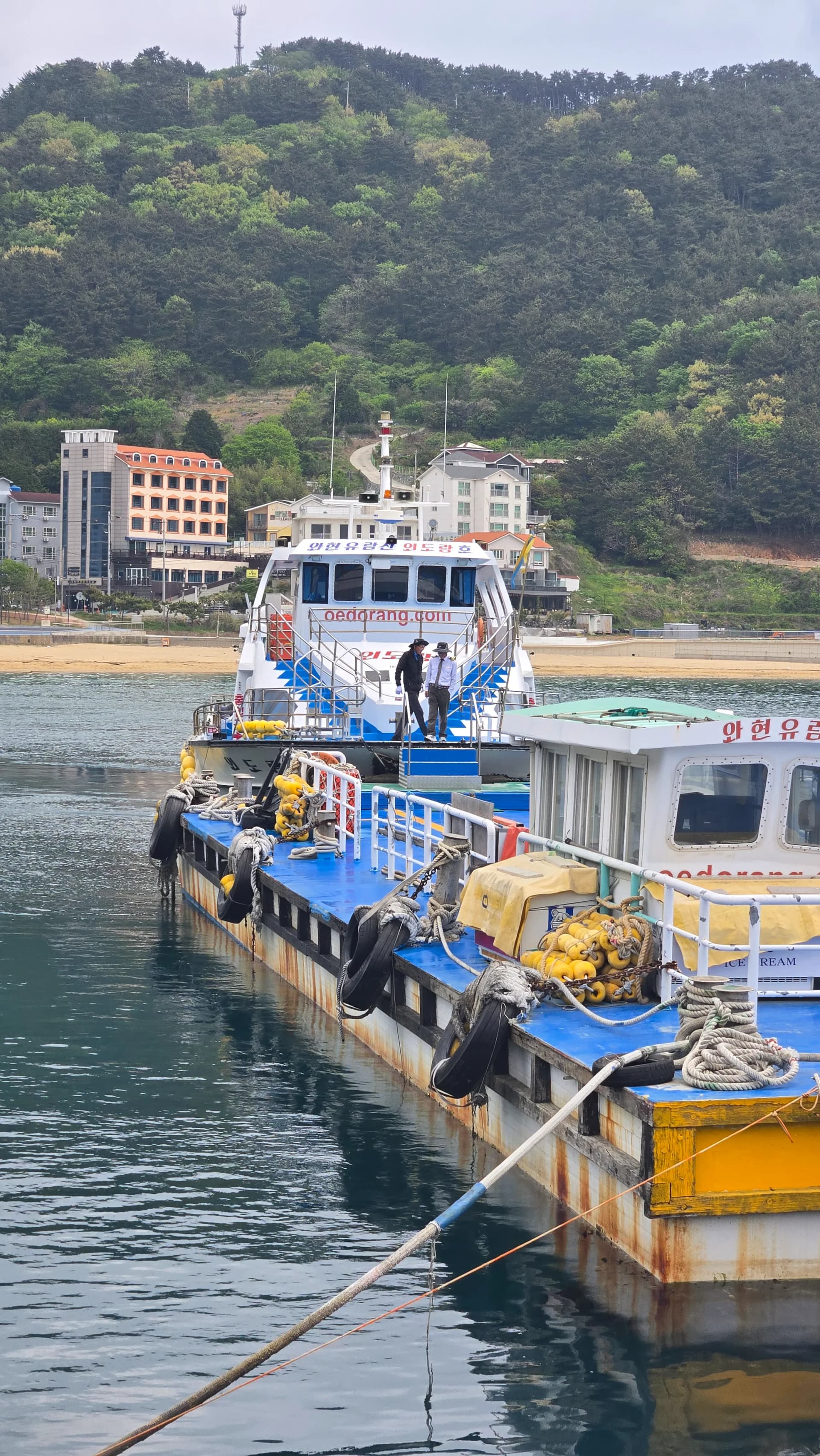 거제도 와현 선착장에 정박 중인 외도 보타니아행 유람선 | 하이제이에스비
