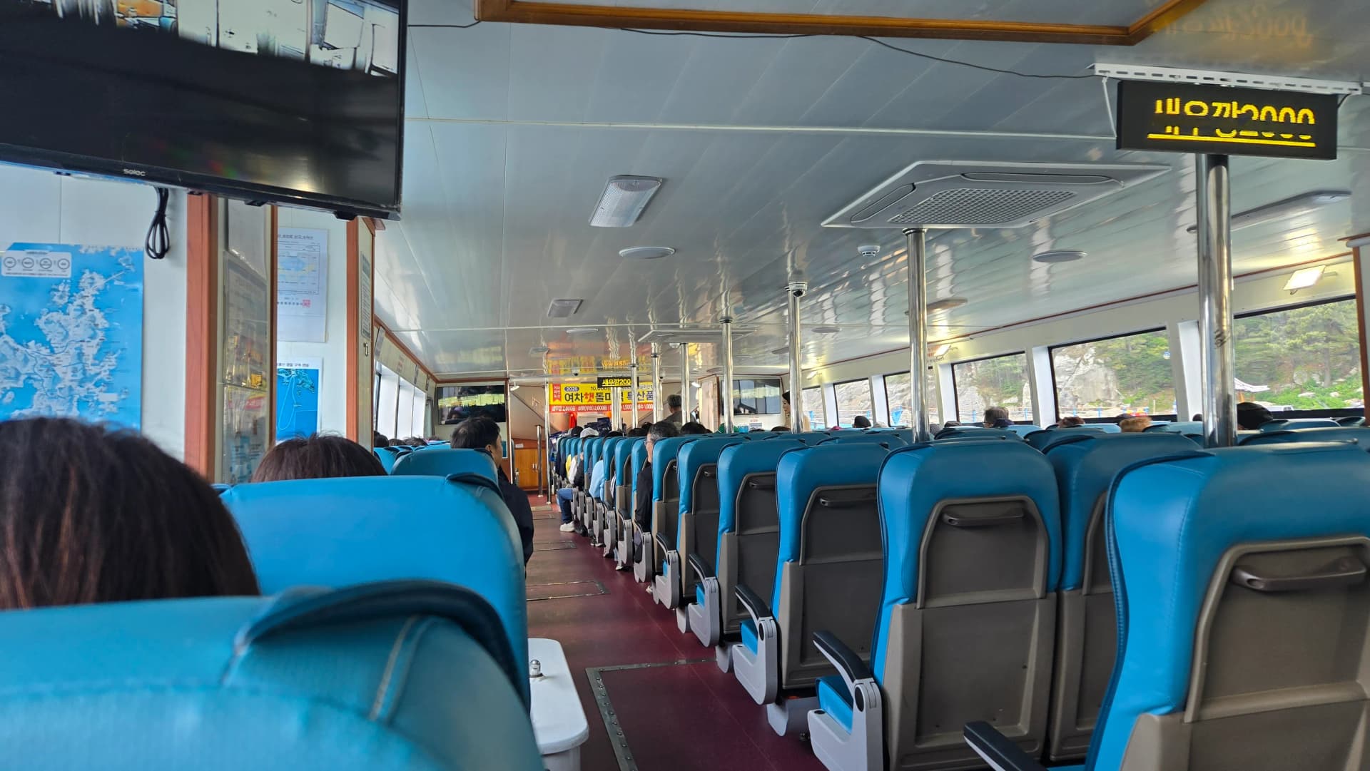 와현 유람선 내부 파란색 좌석과 넓은 객실 | 하이제이에스비