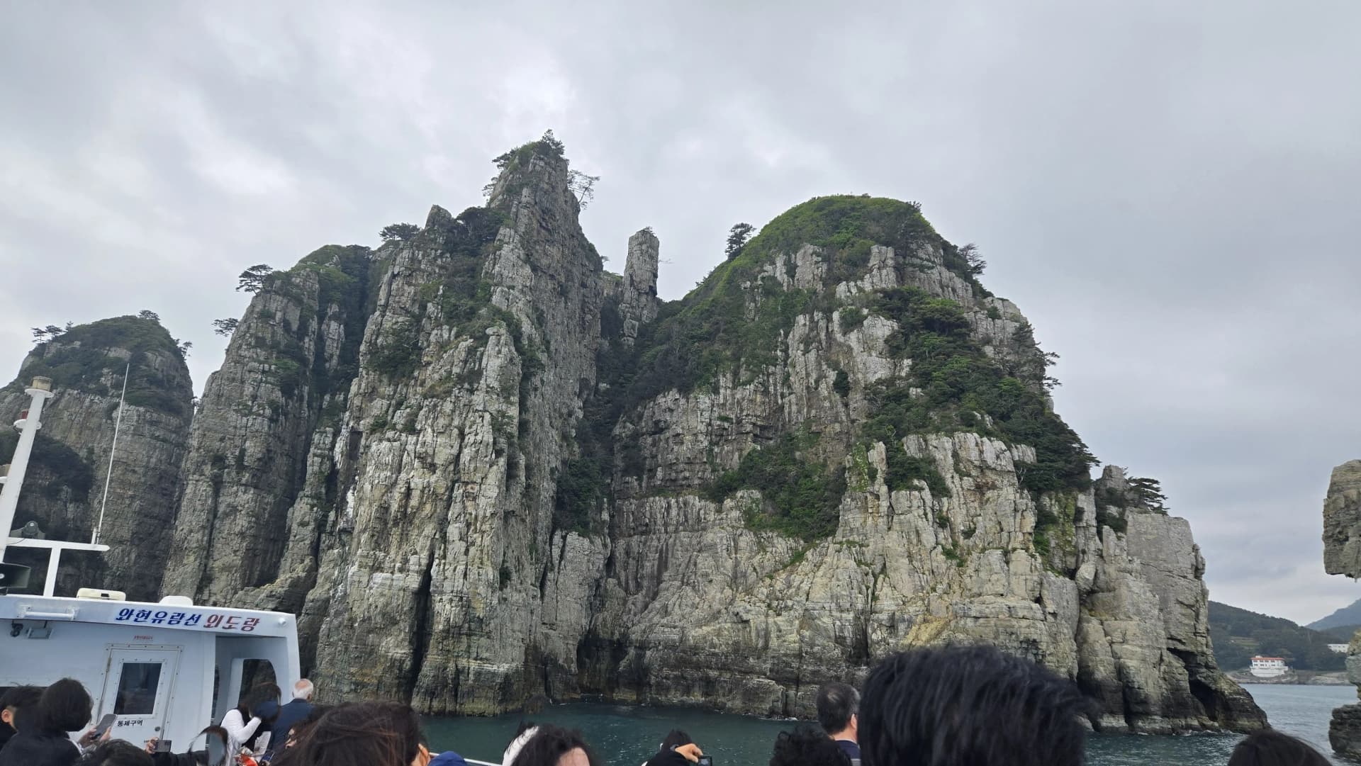 해금강 기암절벽 유람선에서 가까이 본 모습 | 하이제이에스비