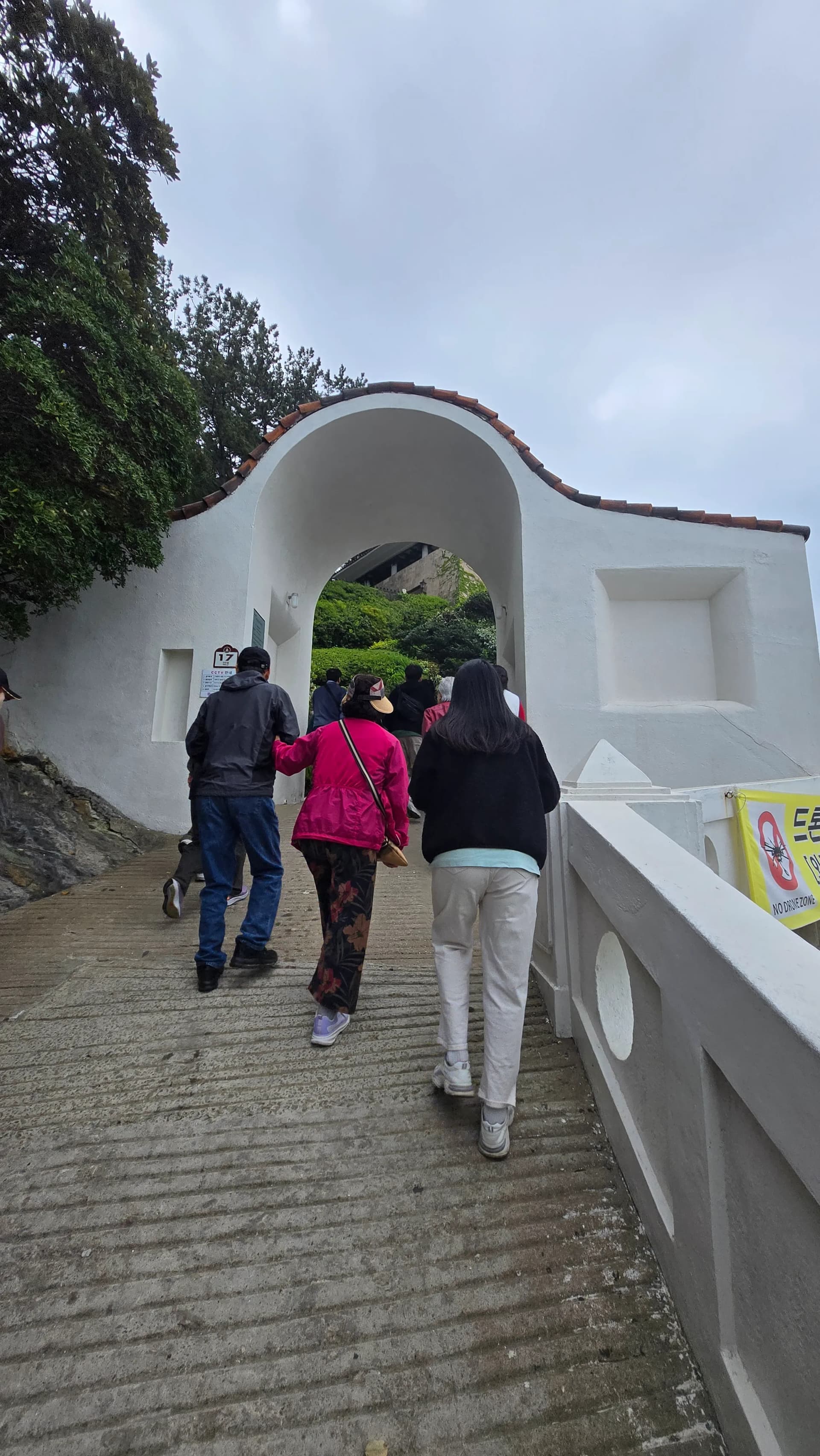 외도 보타니아 입구 하얀 아치형 문과 오르막길 | 하이제이에스비