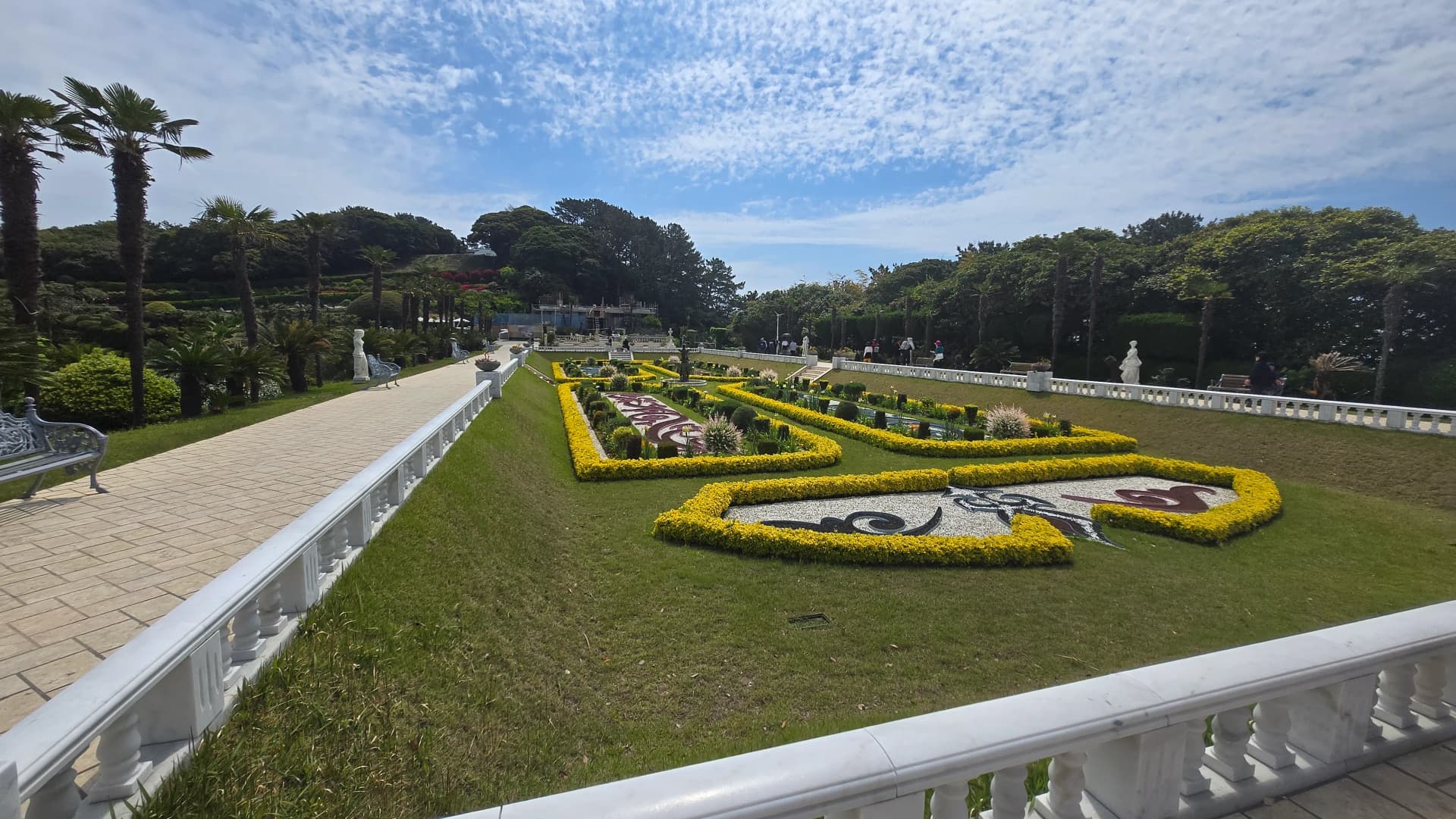 외도 보타니아 비너스 가든을 위에서 내려다본 노란 꽃 문양 화단 | 하이제이에스비