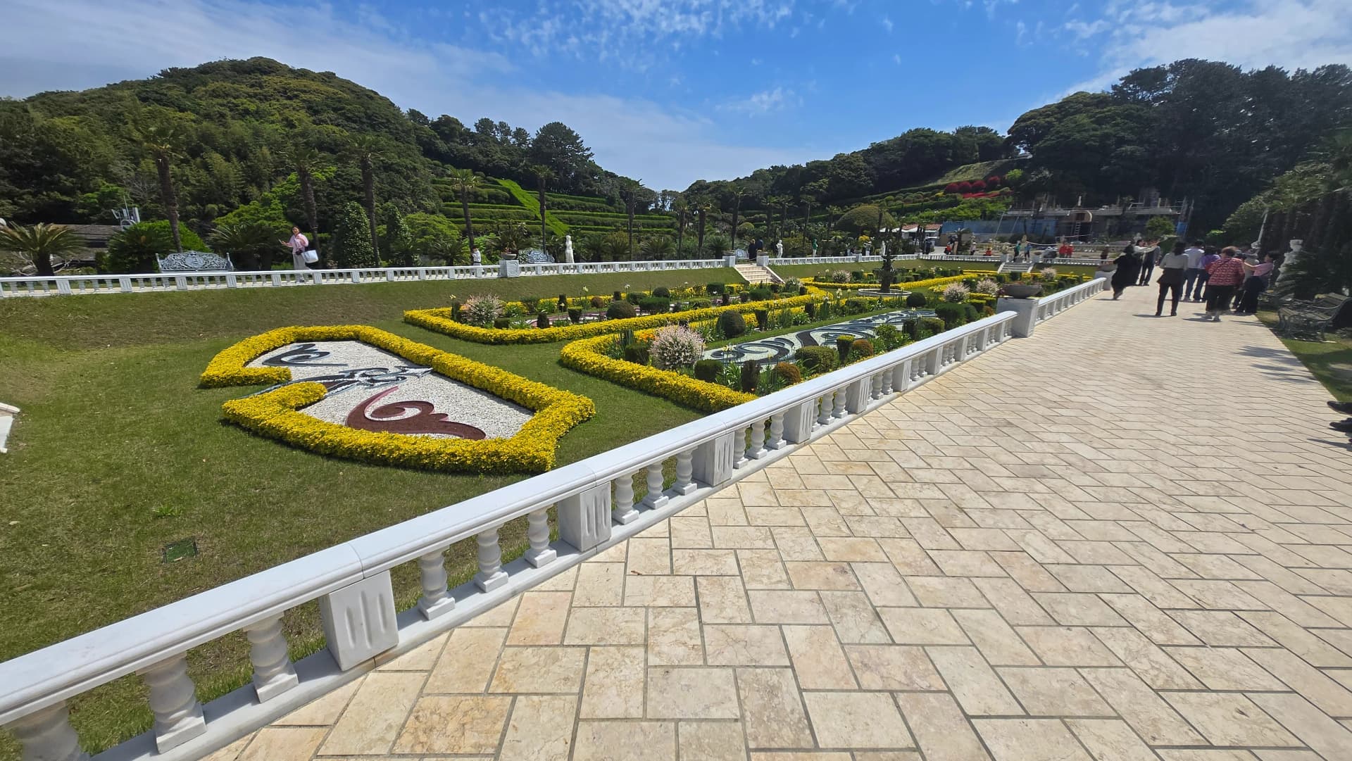 외도 보타니아 비너스 가든 반대편에서 본 초록 언덕과 하얀 난간 | 하이제이에스비