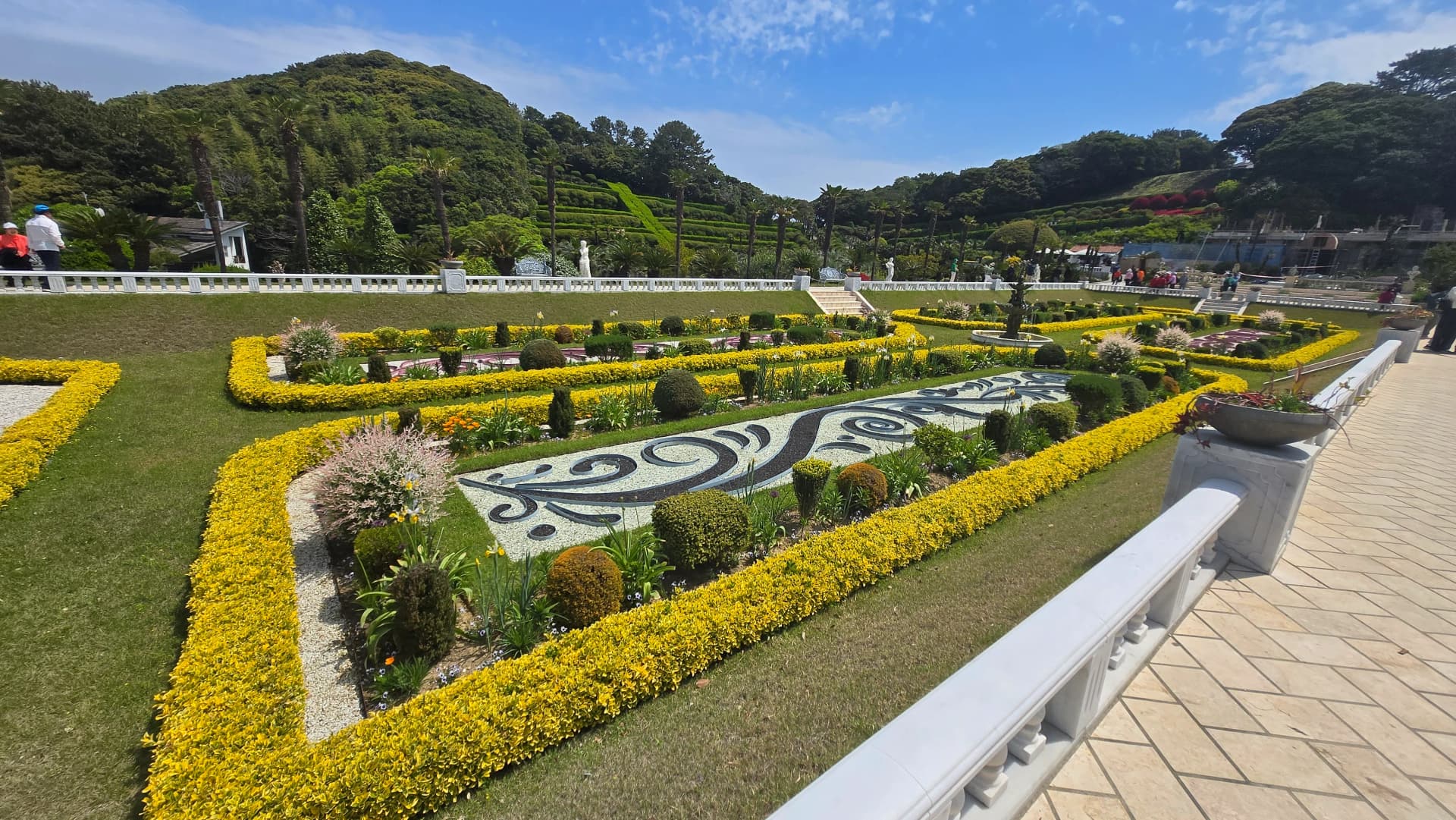 외도 보타니아 비너스 가든 자갈 문양과 노란 꽃 울타리 디테일 | 하이제이에스비