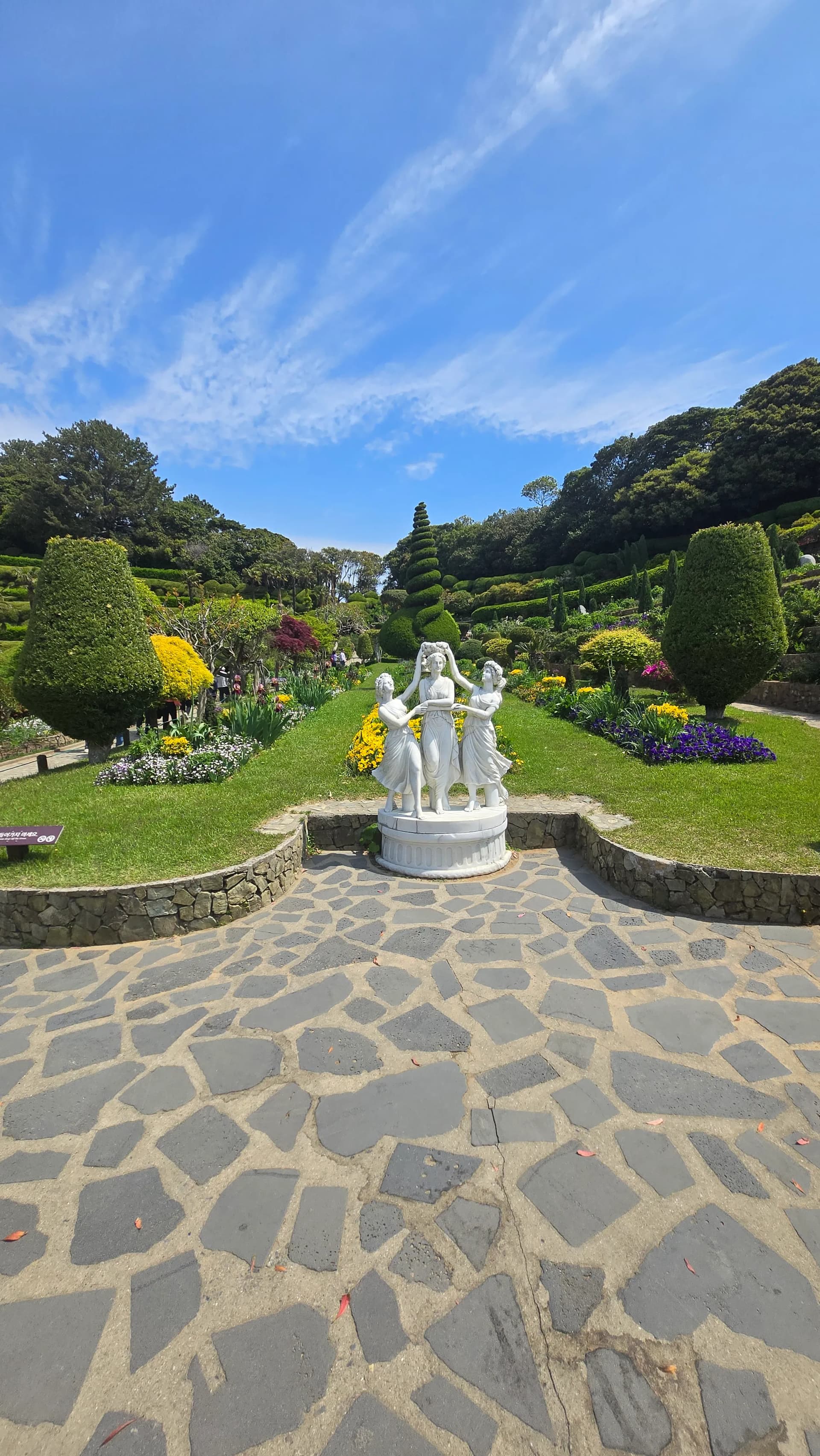 외도 보타니아 하얀 조각상 세 명과 계단식 꽃밭 정원 | 하이제이에스비