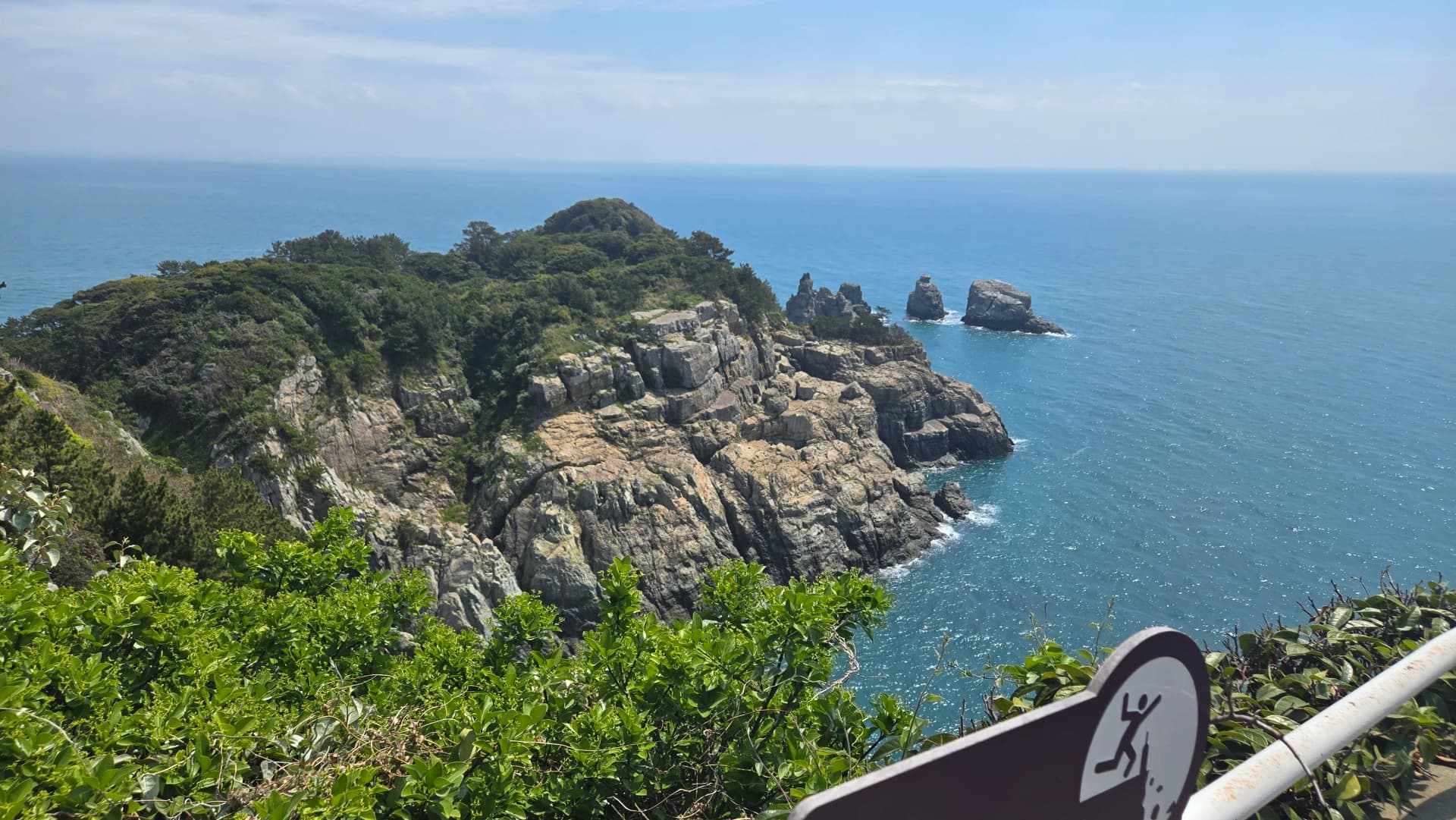 외도 보타니아 동쪽 자연 절벽과 바위섬 거친 파도 | 하이제이에스비
