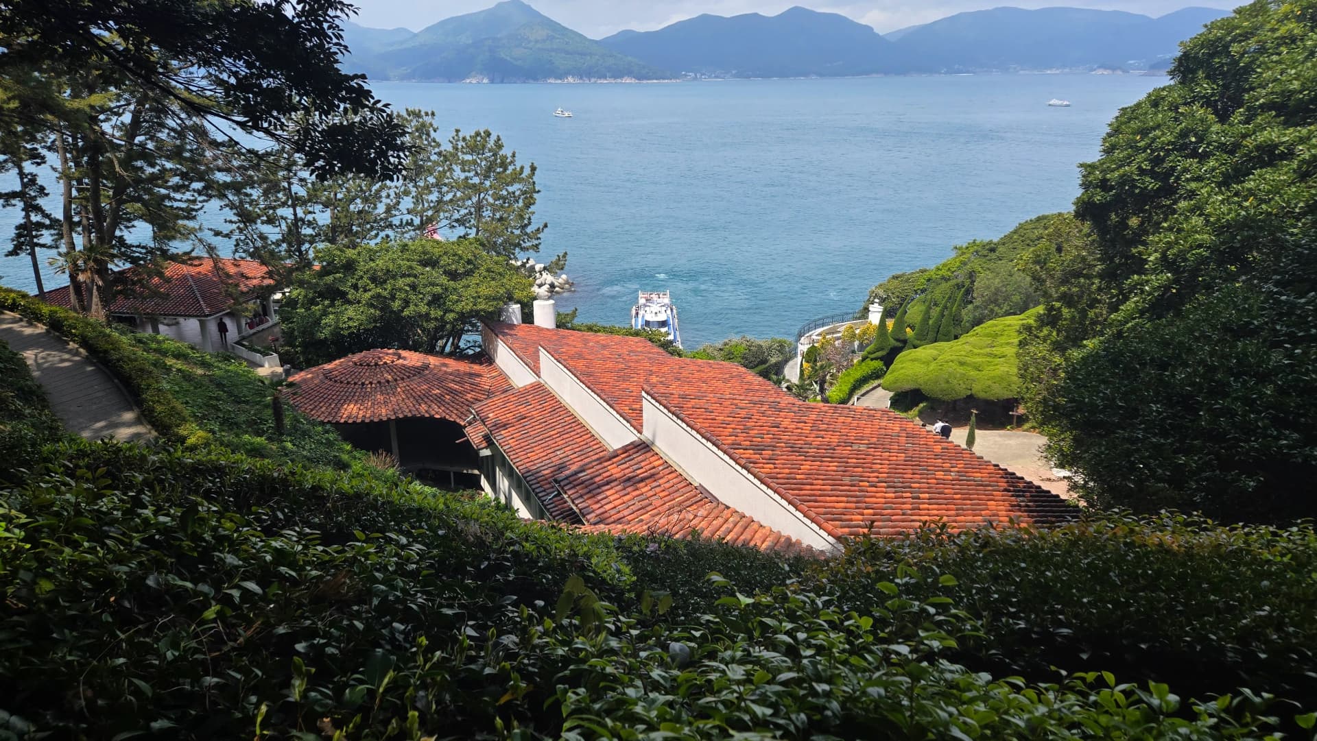외도 보타니아 하산길 주황색 기와지붕 건물과 초록 덩굴 | 하이제이에스비