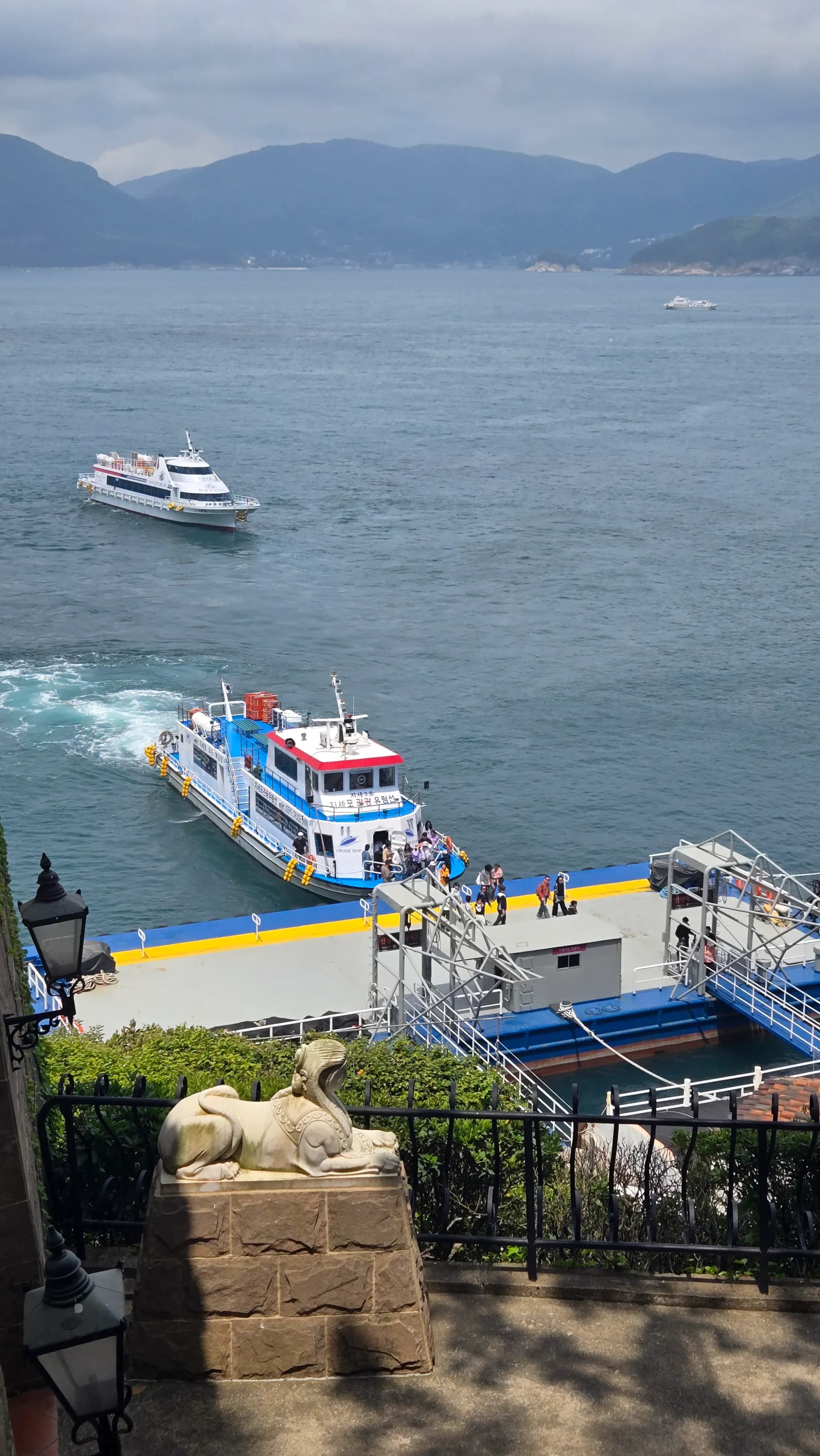 외도 보타니아 선착장에 정박 중인 여러 유람선들 | 하이제이에스비