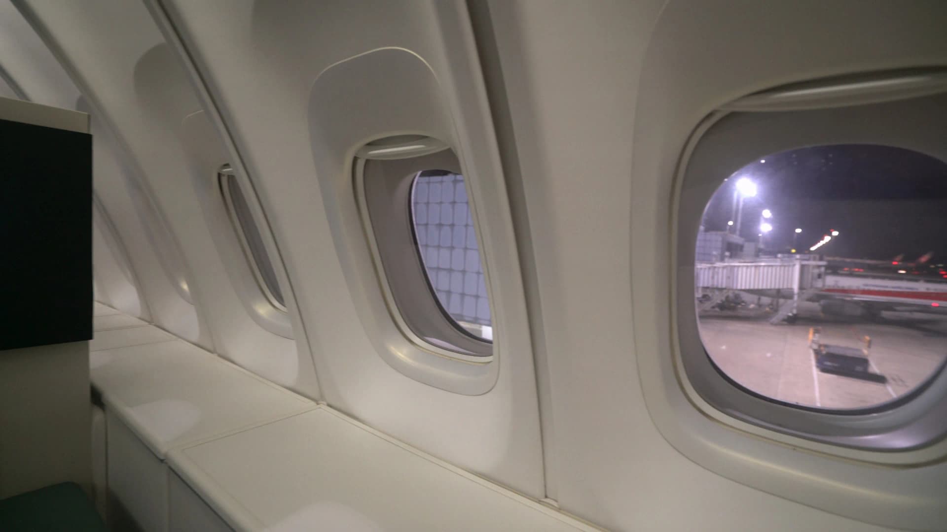 Full leg extension in Korean Air 747-8i Prestige Class seat with feet not reaching the end at 178 cm height